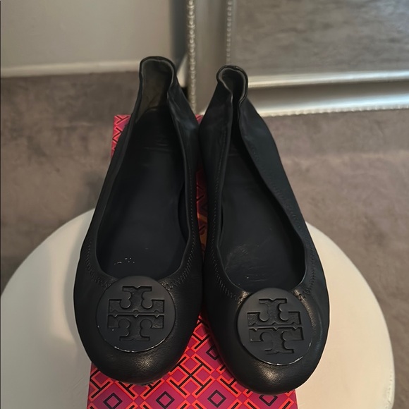 Tory Burch Navy Minnie Travel Ballet Flats with Signature Medallion - Picture 1 of 4
